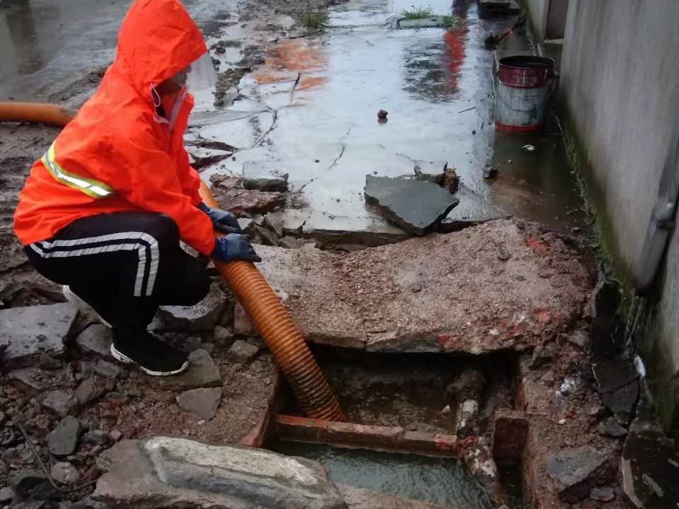 西藏专业清理污水池 炜誉市政以规范流程守护城市 “肠道”